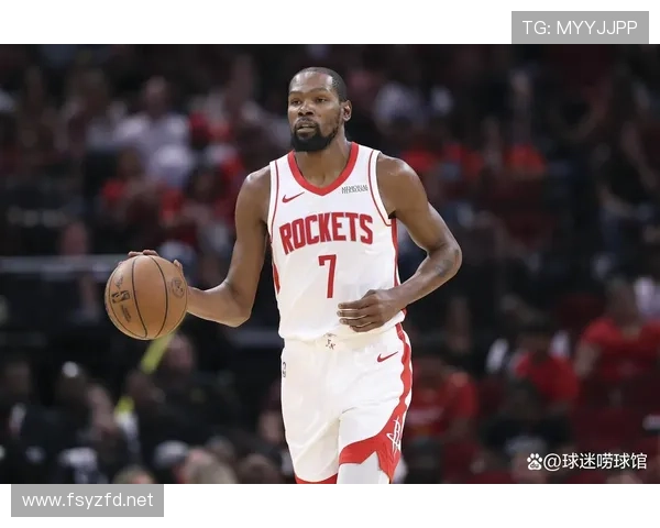 杜兰特今天穿了啥？居然在球馆里戴墨镜，比走红毯还讲究！