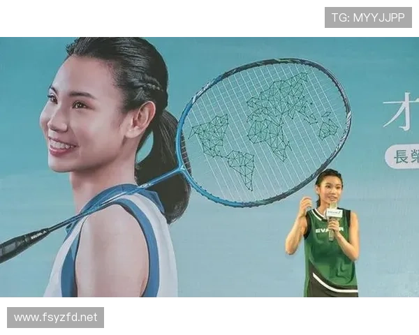 戴资颖赛场女神，下飞机背个小布包像去拿外卖的邻居